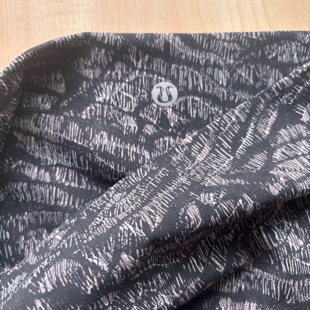 Patterned Women's Cropped Leggings - Picture 4 of 5